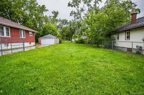 Exterior - 425 E Jamieson St, Flint, MI 48505 photo 2 of 11