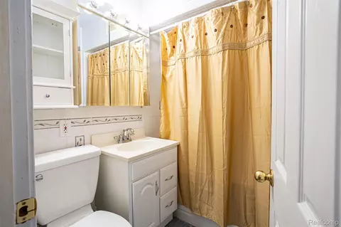 Bath - 425 E Jamieson St, Flint, MI 48505 photo 6 of 7
