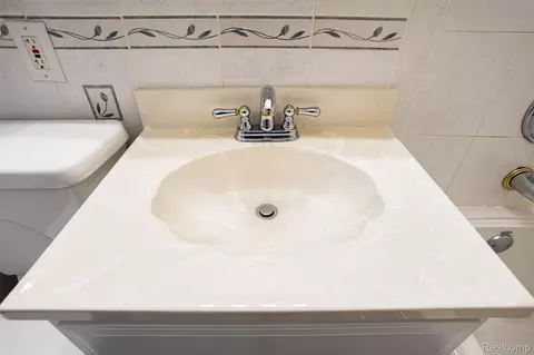 Bath - 425 E Jamieson St, Flint, MI 48505 photo 7 of 7