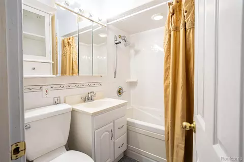 Bath - 425 E Jamieson St, Flint, MI 48505 photo 2 of 7