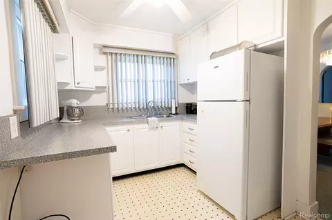 Kitchen - 425 E Jamieson St, Flint, MI 48505 photo 3 of 5