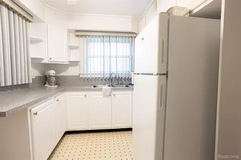 Kitchen - 425 E Jamieson St, Flint, MI 48505 photo 2 of 5