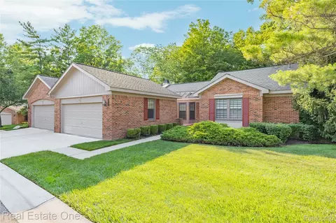7332 Meadowridge Cir, West Bloomfield, MI 48322