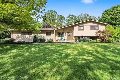 1372 New Life Ln, Rochester Hills, MI 48309
