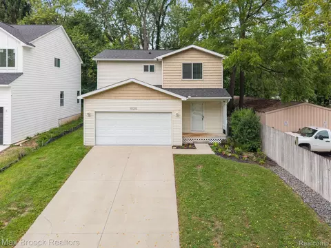 1020 Oregon Blvd, Waterford, MI 48327