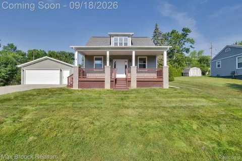 1080 Oregon Blvd, Waterford, MI 48327