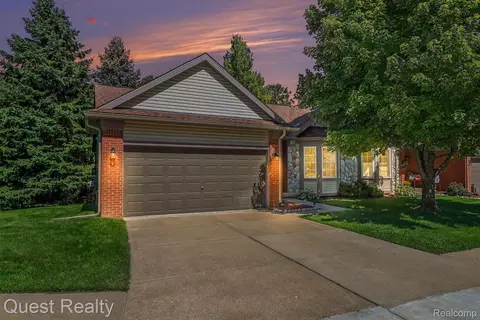 3086 Brookside Dr, Waterford, MI 48328