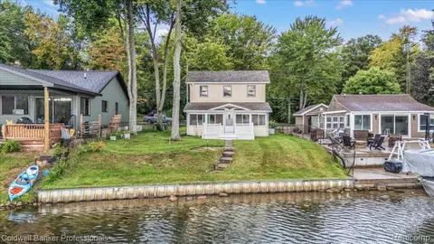733 Lakeshore Dr, Deerfield, MI 48421