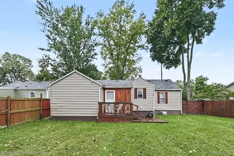 Exterior - 3222 Comer Dr, Flint, MI 48506 photo 4 of 6