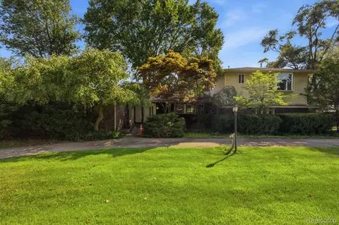 2726 Bay Dr, West Bloomfield, MI 48324