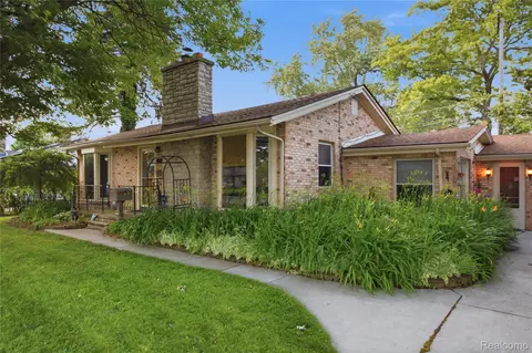 21211 Ardmore Park Dr, Saint Clair Shores, MI 48081
