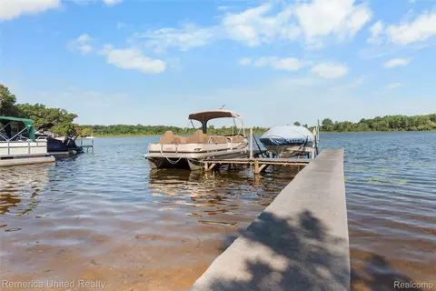 1491 Division Dr, Hartland, MI 48353