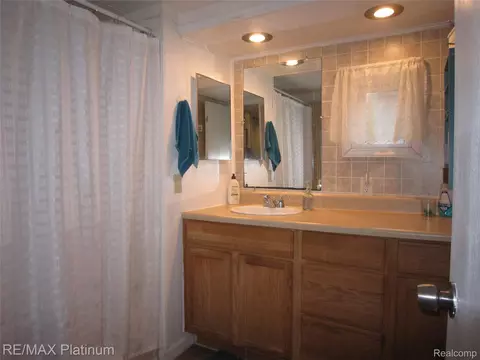 Bath - 5727 Maunee Dr, Genoa, MI 48843 photo 1 of 1
