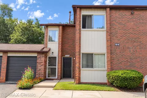 33899 Pondview Cir #10, Livonia, MI 48152
