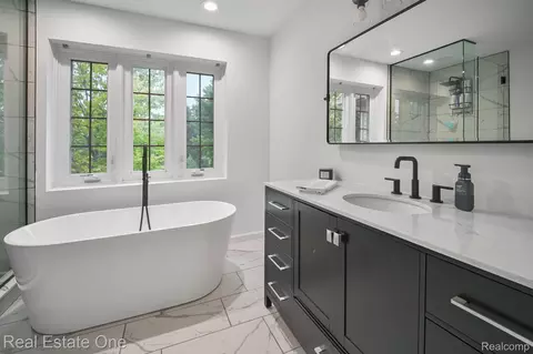 Bath - 4775 Pine Eagles Dr, Genoa, MI 48116 photo 2 of 6