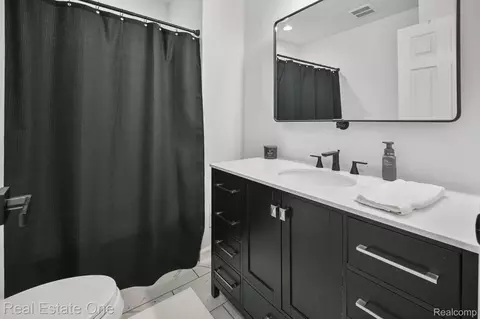 Bath - 4775 Pine Eagles Dr, Genoa, MI 48116 photo 5 of 6