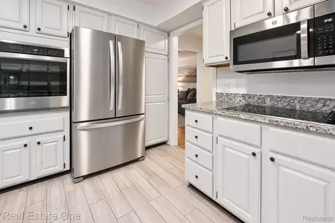Kitchen - 4775 Pine Eagles Dr, Genoa, MI 48116 photo 4 of 5