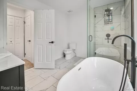 Bath - 4775 Pine Eagles Dr, Genoa, MI 48116 photo 4 of 6