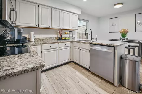Kitchen - 4775 Pine Eagles Dr, Genoa, MI 48116 photo 3 of 5