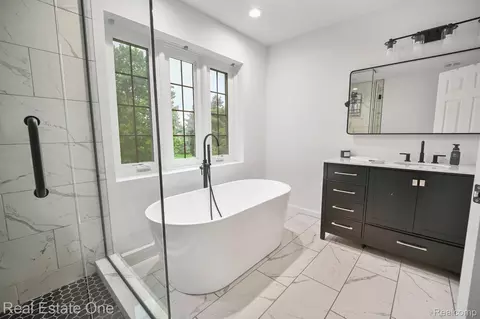 Bath - 4775 Pine Eagles Dr, Genoa, MI 48116 photo 3 of 6