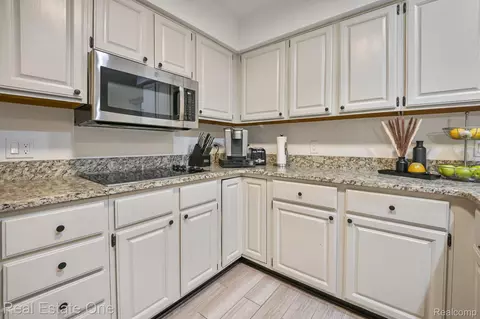 Kitchen - 4775 Pine Eagles Dr, Genoa, MI 48116 photo 5 of 5