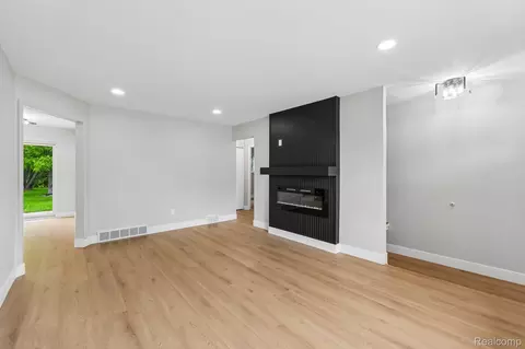 Living - 29531 Eiffel Ave, Warren, MI 48088 photo 2 of 2