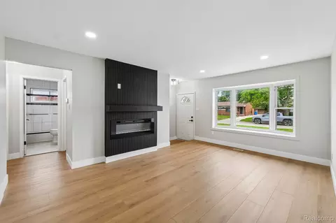 Living - 29531 Eiffel Ave, Warren, MI 48088 photo 1 of 2