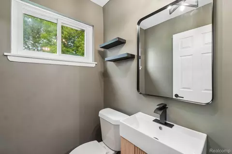 Bath - 29531 Eiffel Ave, Warren, MI 48088 photo 2 of 2