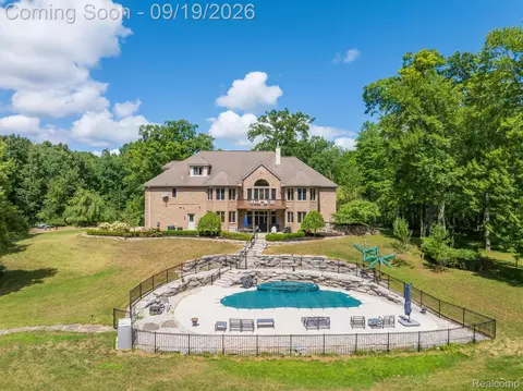 2550 Birch Grove Ct, Addison, MI 48370