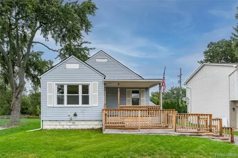 5790 Savoy Dr, Waterford, MI 48327