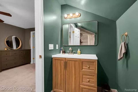 Bath - 695 E Webster St, Ferndale, MI 48220 photo 2 of 3