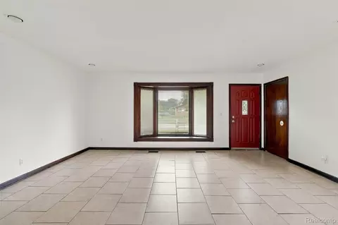 Living - 32416 Exeter Dr, Warren, MI 48092 photo 1 of 3