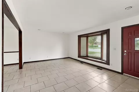 Living - 32416 Exeter Dr, Warren, MI 48092 photo 2 of 3