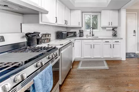 Kitchen - 2099 E Maple Rd, Birmingham, MI 48009 photo 2 of 2
