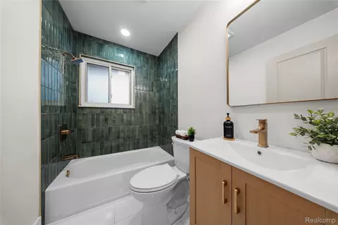 Bath - 31202 Summer Ln E, Fraser, MI 48026 photo 1 of 2