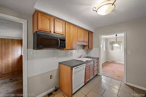 Kitchen - 23786 Cushing Ave, Eastpointe, MI 48021 photo 3 of 3