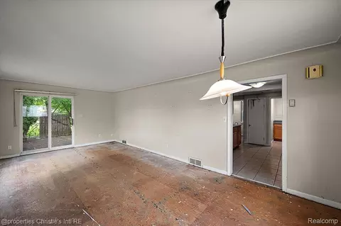 Living - 23786 Cushing Ave, Eastpointe, MI 48021 photo 5 of 5