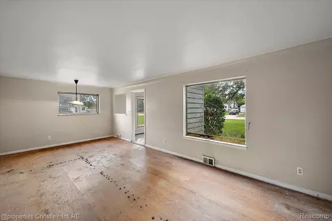 Living - 23786 Cushing Ave, Eastpointe, MI 48021 photo 2 of 5