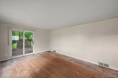 Living - 23786 Cushing Ave, Eastpointe, MI 48021 photo 4 of 5