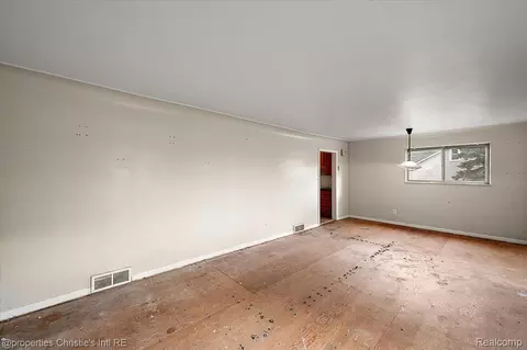 Living - 23786 Cushing Ave, Eastpointe, MI 48021 photo 1 of 5