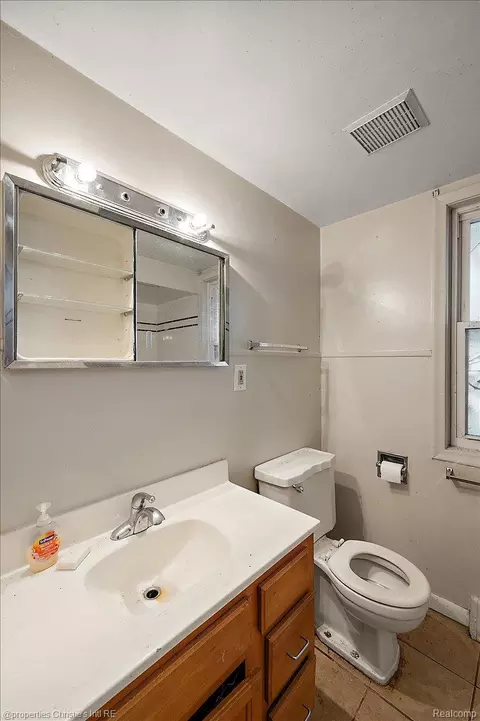 Bath - 23786 Cushing Ave, Eastpointe, MI 48021 photo 1 of 1