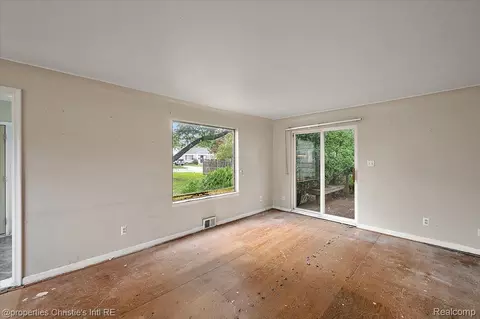 Living - 23786 Cushing Ave, Eastpointe, MI 48021 photo 3 of 5