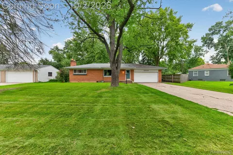 5539 Sunwood Dr, Waterford, MI 48329