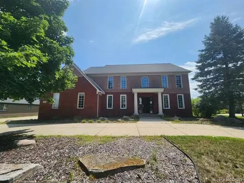 481 Overlook Dr, Oxford, MI 48371