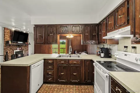 Kitchen - 10066 Carpenter Rd, Flushing, MI 48433 photo 1 of 2