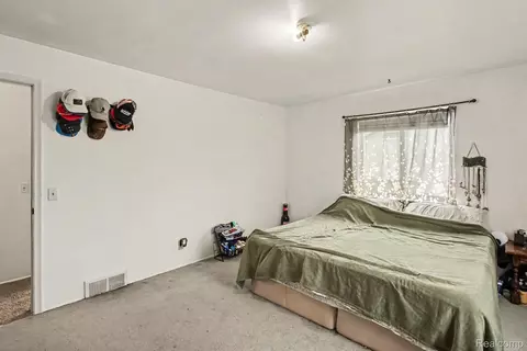 Bedroom - 10066 Carpenter Rd, Flushing, MI 48433 photo 4 of 4