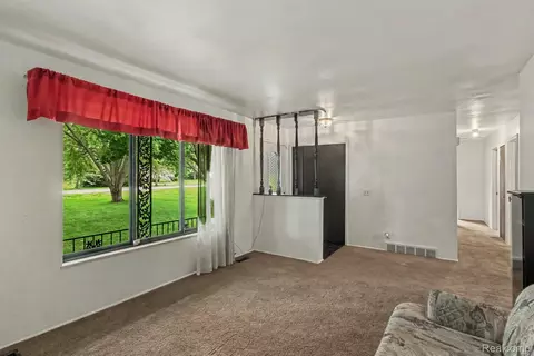 Living - 10066 Carpenter Rd, Flushing, MI 48433 photo 1 of 3