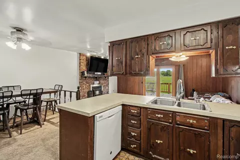 Kitchen - 10066 Carpenter Rd, Flushing, MI 48433 photo 2 of 2