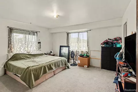 Bedroom - 10066 Carpenter Rd, Flushing, MI 48433 photo 3 of 4