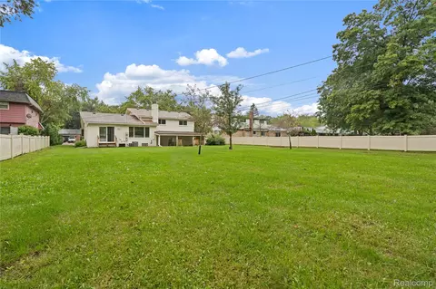 Exterior - 8240 Hampton Rd, Grosse Ile, MI 48138 photo 3 of 5